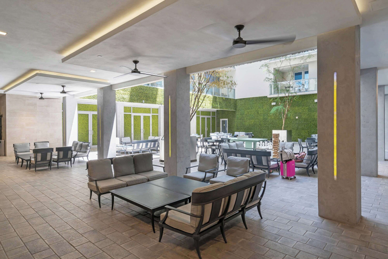 Food & Drinks 4, Condo Close to the Beach With Rooftop Pool & Gym, Broward