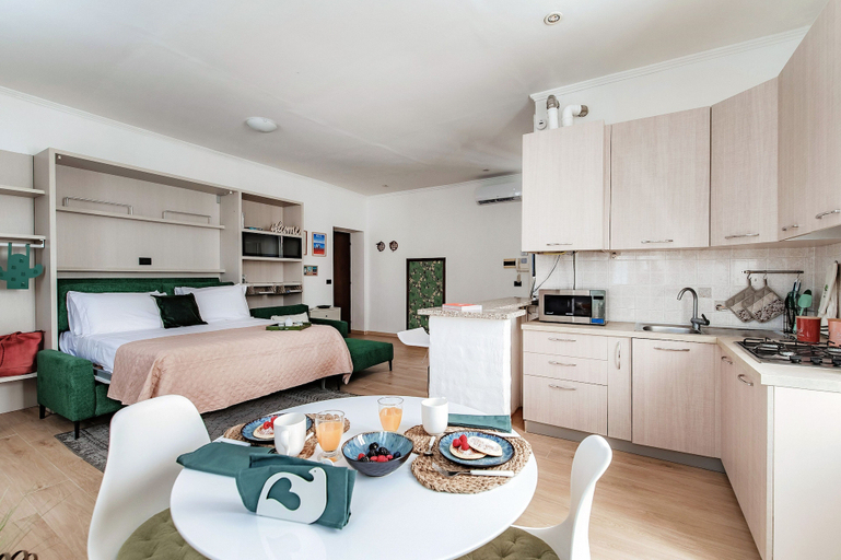 Room 5, Dinghy Studio, Como