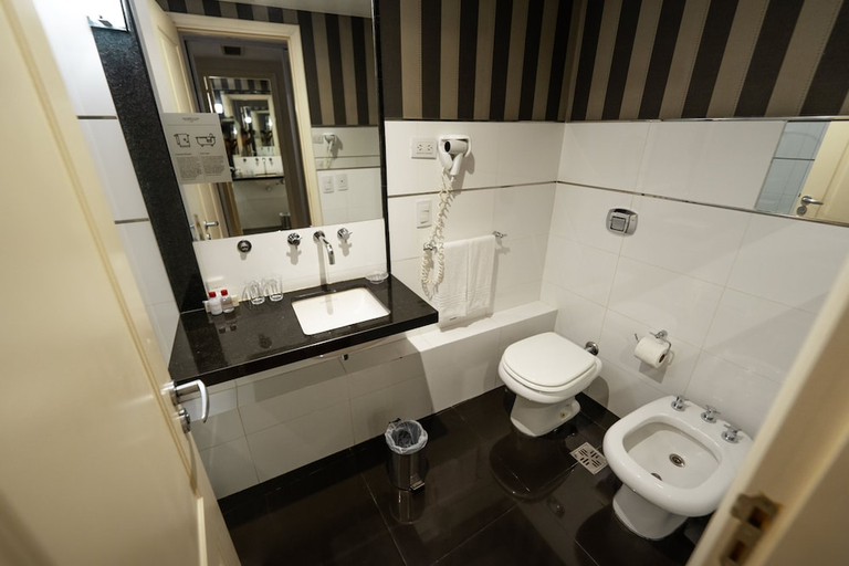 Bathroom 3, Amerian Executive Cordoba, Capital