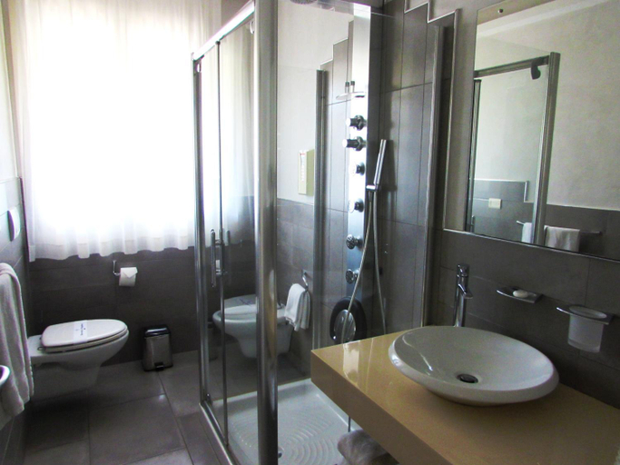 Bathroom 4, Hotel Dante Residence, Mantua