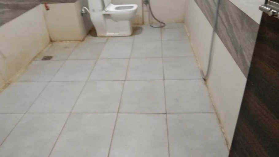 Bathroom 2, Hotel Radhe Krishna, Sikar