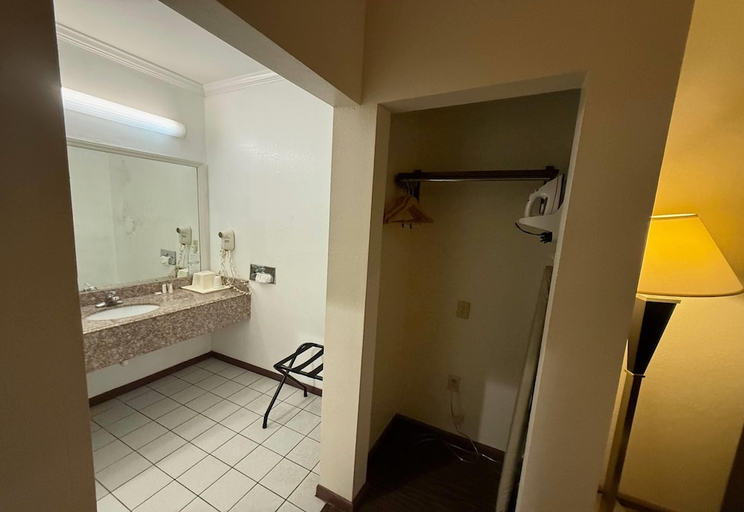 Bathroom 4, Days Inn by Wyndham Navasota, Grimes