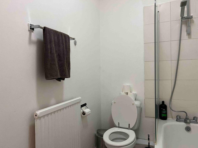 Bathroom 5, Private Rooms for 7 People With Bathroom, London