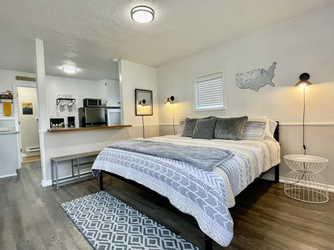 Bedroom, Cozy Studio Cottage in Downtown Twin Falls, Twin Falls