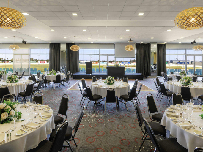 Food & Drinks 3, Mantra Melbourne Melton, Melton Bal