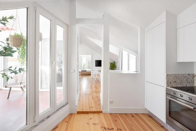 Others 2, Spacious 6Bedroom House w/ Sunny Terrace in Lisbon, Lisbon