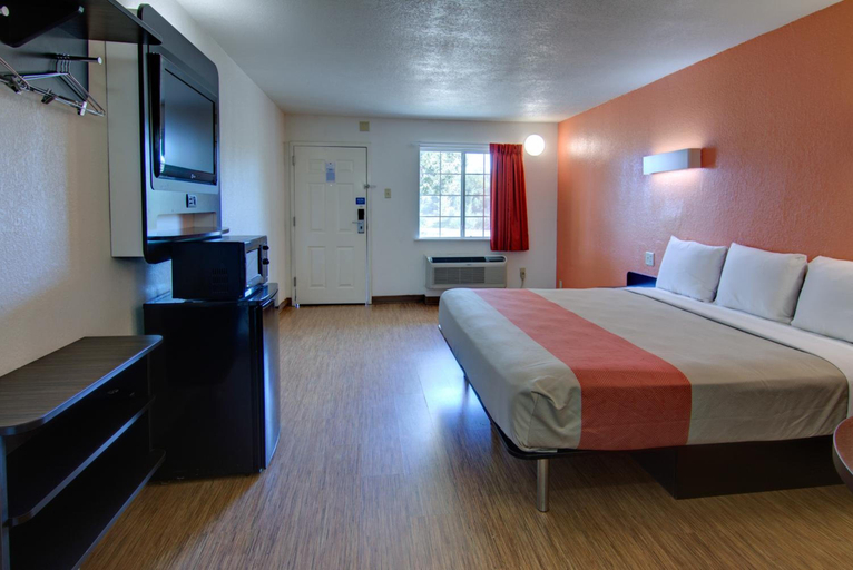 Bedroom 2, Motel6 Mount Pleasant, TX, Titus