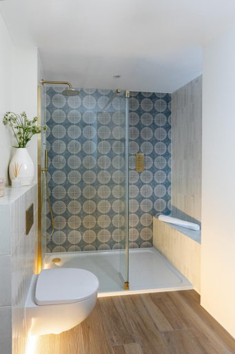 Bathroom 3, Blue Pigeons, Kent