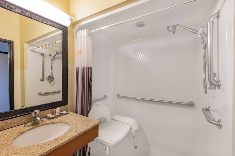 Bathroom 4, La Quinta Inn & Suites by Wyndham Helena, Lewis and Clark