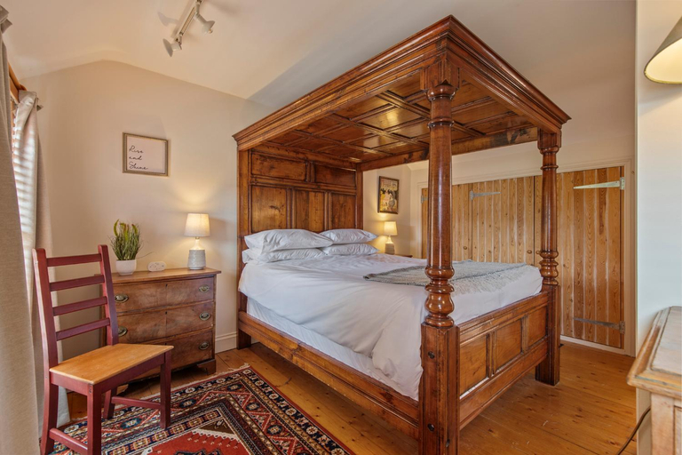 Bedroom 2, The Old Cottage - Central Location Near the Beach, Pembrokeshire