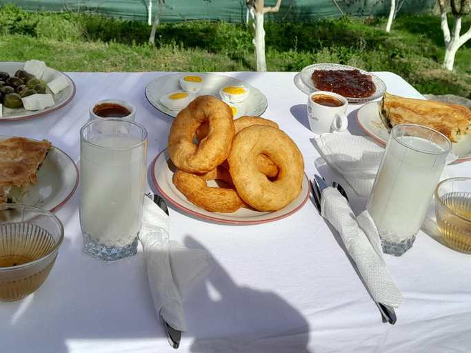 Food & Drinks 3, bujtina Musta, Beratit