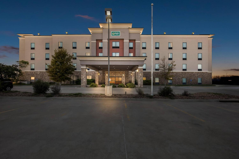 Exterior & Views 1, Flag Point Inn & Suites Pratt, Pratt