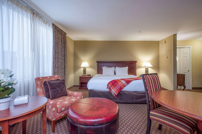 Bedroom 3, Clarion Collection Hotel Arlington Court Suites, Arlington