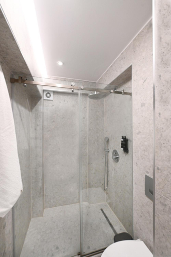 Shower 3, Icon Urban Living, Central Macedonia