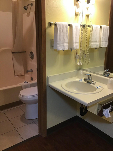 Bathroom 4, Rodeway Inn Moriarty, Torrance