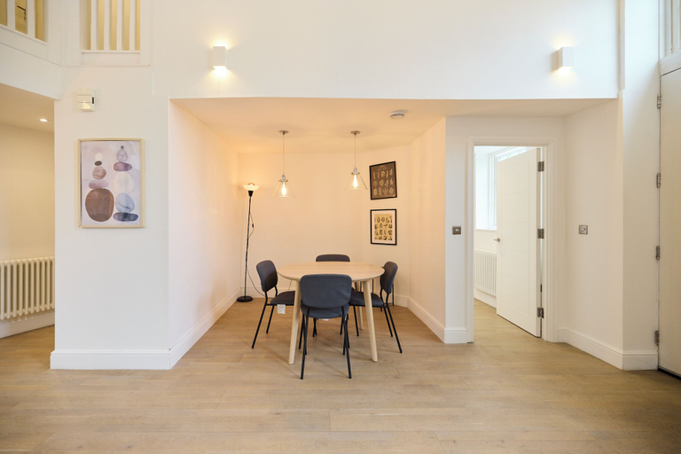 Dining, Central Tadworth Flat, Surrey