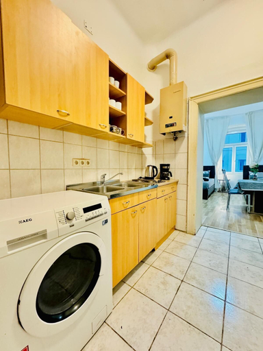 Private kitchen 4, Comfortable 2BR Retreat Near Stadthalle, Wien
