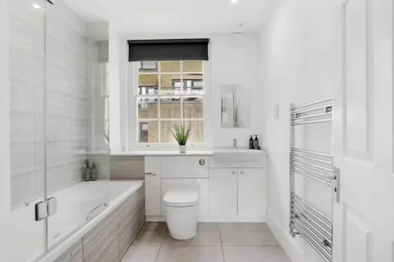 Bathroom, Flat 4 Beauchamp Place, London