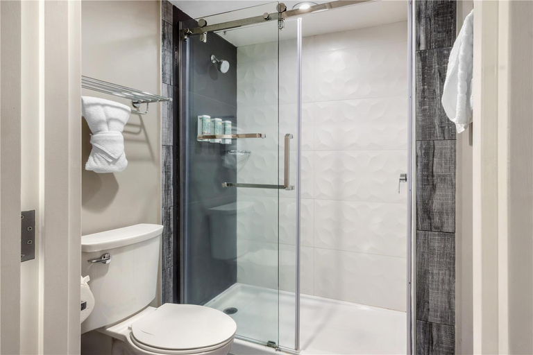 Bathroom 4, SureStay Plus by Best Western Santa Clara Silicon Valley, Santa Clara