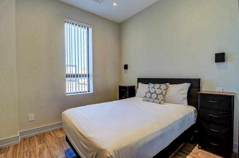 Bedroom 2, Dream Suites Near YYZ Airport, Peel