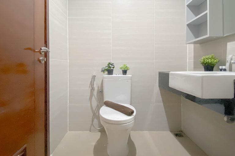 Bathroom 5, Functional Studio at Apartment West Vista By Travelio, West Jakarta