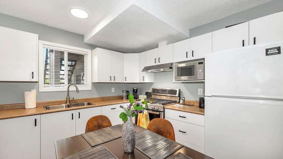 Private kitchen 3, Knockan Hill Rentals - Garden Suite, Capital