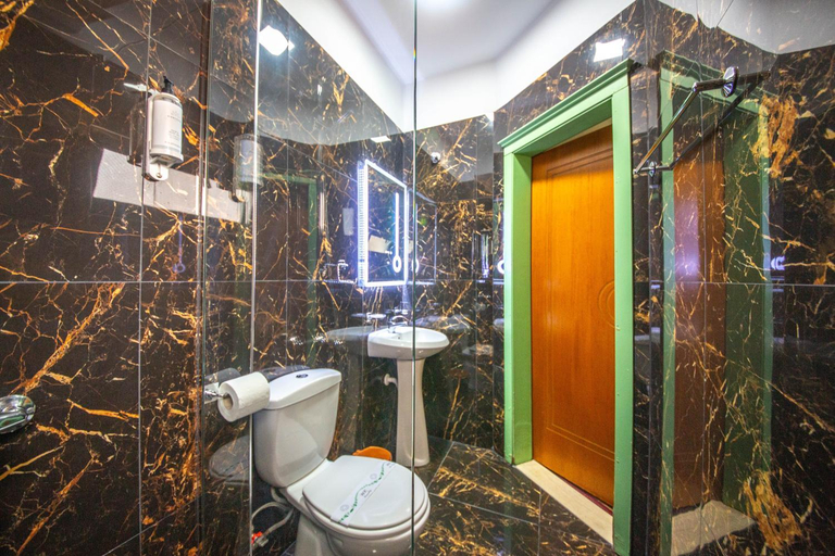 Bathroom 3, Grand Hotel, Elbasanit