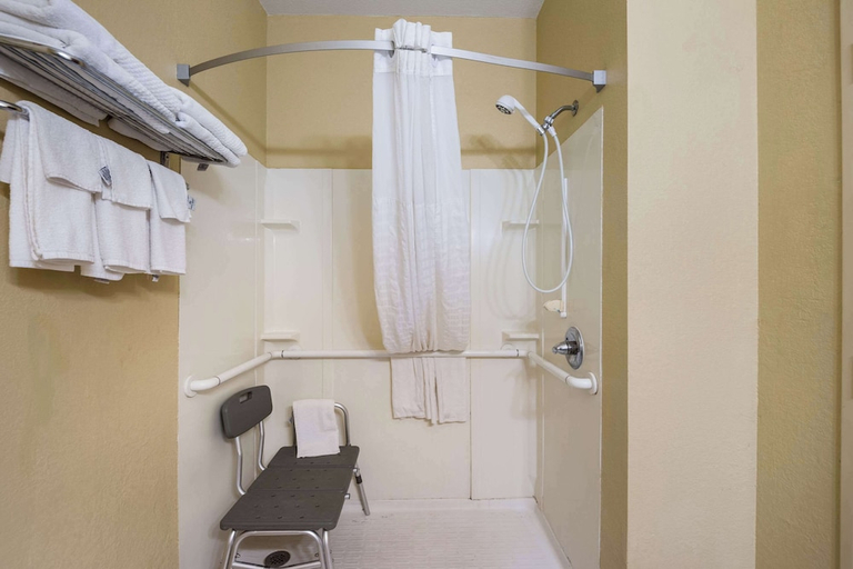 Bathroom 5, Quality Inn Des Moines, Polk