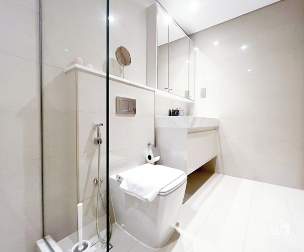 Bathroom 3, Luxury Burj Royale Modern Apt city view Balcony, Dubai