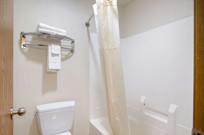 Bathroom 4, Quality Inn Kearney - Liberty, Kansas City