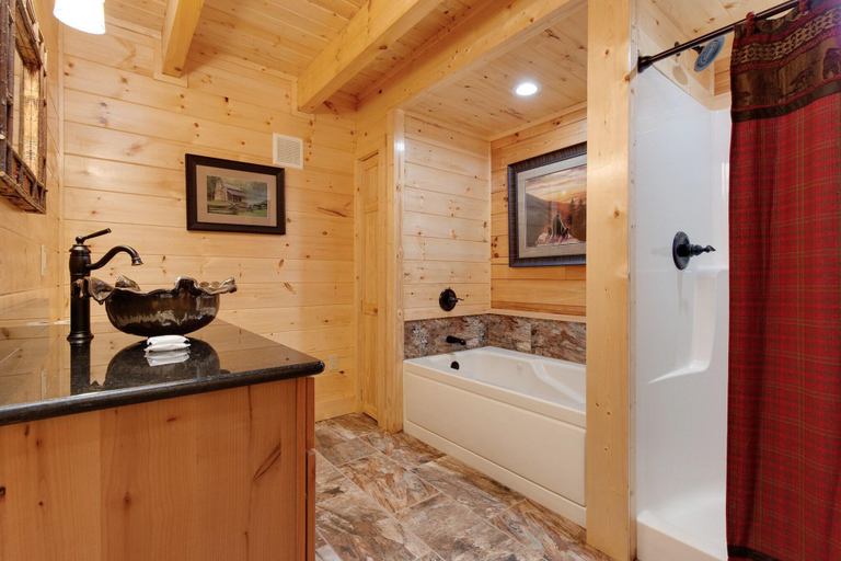 Bathroom 4, Simply Unforgettable, Sevier