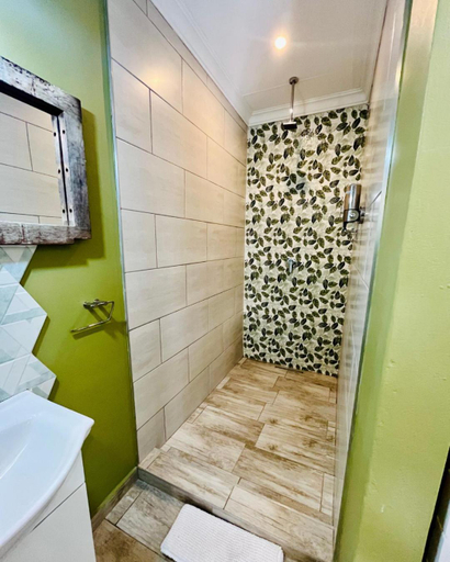 Bathroom 2, Longtom Farm Guest House, Ehlanzeni
