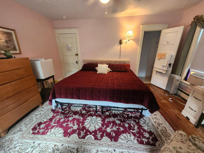 Bedroom 1, The White Birch Inn, Columbia