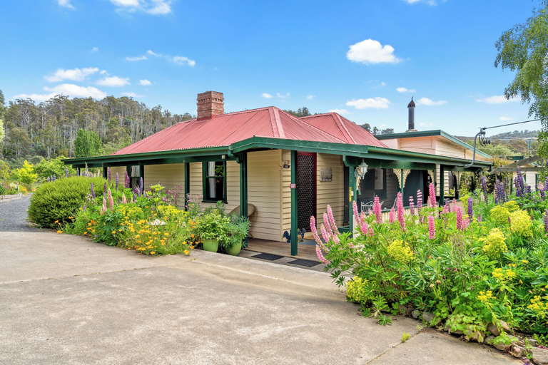Front of property 4, Hamlet Downs Country Accom, Central Highlands