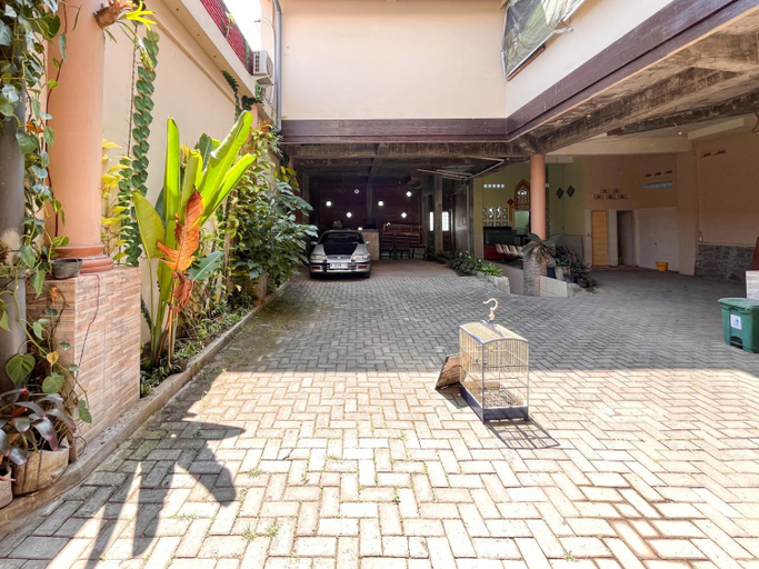 Exterior & Views 1, Capital O 92228 Cozy Bromo Homestay, Malang