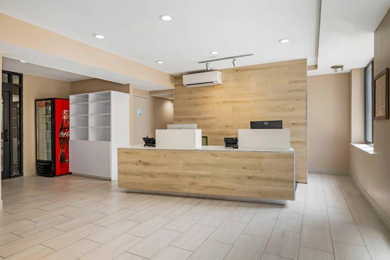 Public Area 3, Country Inn & Suites by Radisson, Staten Island, New York