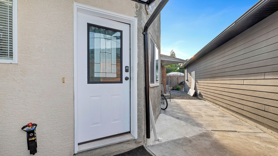 Exterior 5, Knockan Hill Rentals - Garden Suite, Capital