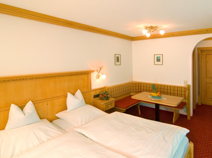 Bedroom 3, Gastehaus Weißes Rossl, Traunstein