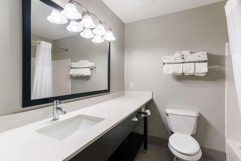 Bathroom 4, Quality Inn & Suites Ferdinand, Dubois