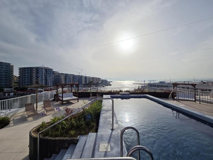 Rooftop pool 2, Luxury Marina Apartment - Self Catering, Gibraltar