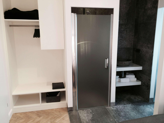 Bathroom 5, Hotel Lindenhof, Düsseldorf