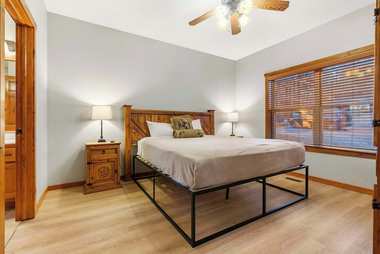 Bedroom 3, Kemper's Duet Cabins, Stone