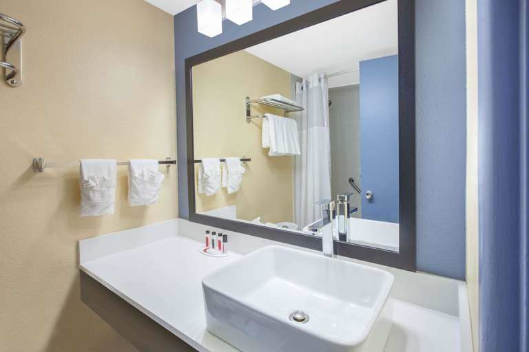 Bathroom 4, Days Inn & Suites Grand Rapids Near Downtown, Kent