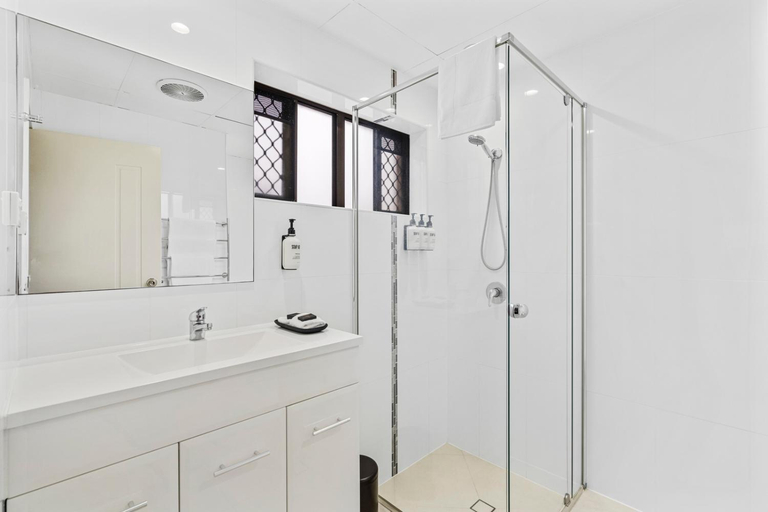 Bathroom 3, Quality Hotel Robertson Gardens, Robertson
