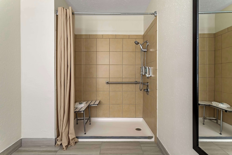 Bathroom 4, Alexandria Inn and Suites and Conference Center, Rapides