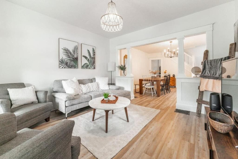 Living area 4, Spacious Duplex for 14 in Downtown, Marion