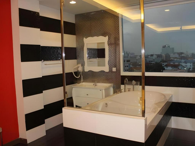 Bathroom, Chariot Pattaya Hotel, Pattaya