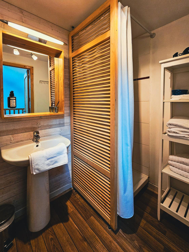Bathroom 5, La Ferme du Cerf Bleu, Yonne