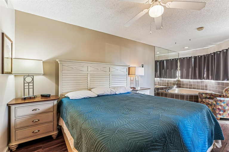 Room 2, Chic Resort-style Condo, Beachfront & Pool View, Saint Johns