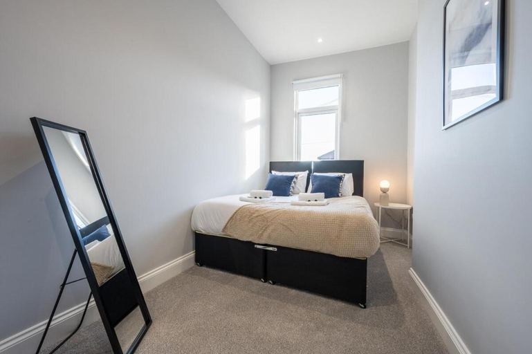 Bedroom 2, Brynglas House by Ty SA, Newport